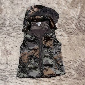 Evereve Malone Camo Puffer Vest
